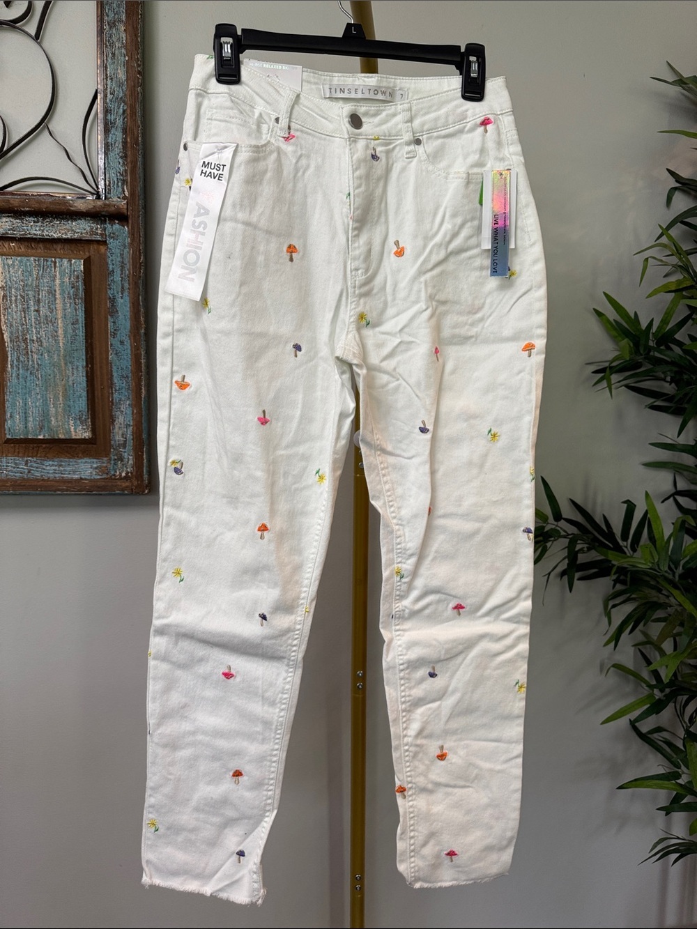 Tinseltown cotton high rise relaxed skinny Jeans Mushroom Embroidery NWT 7/28